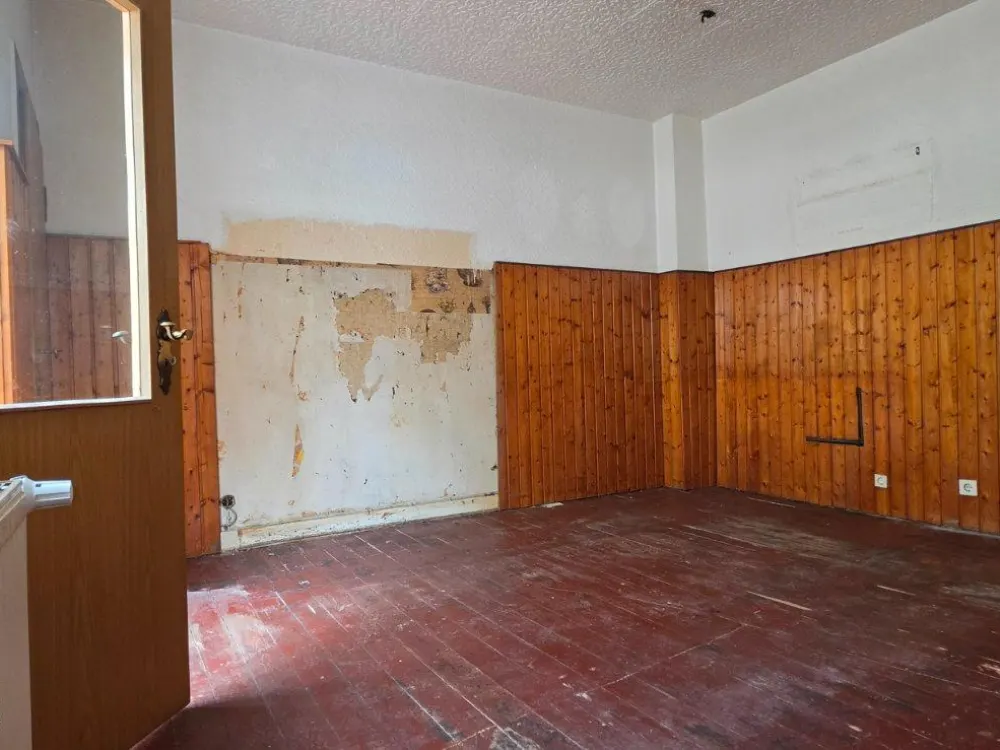 3-Room Ground Floor Apartment with Conservatory, in Need of Renovation