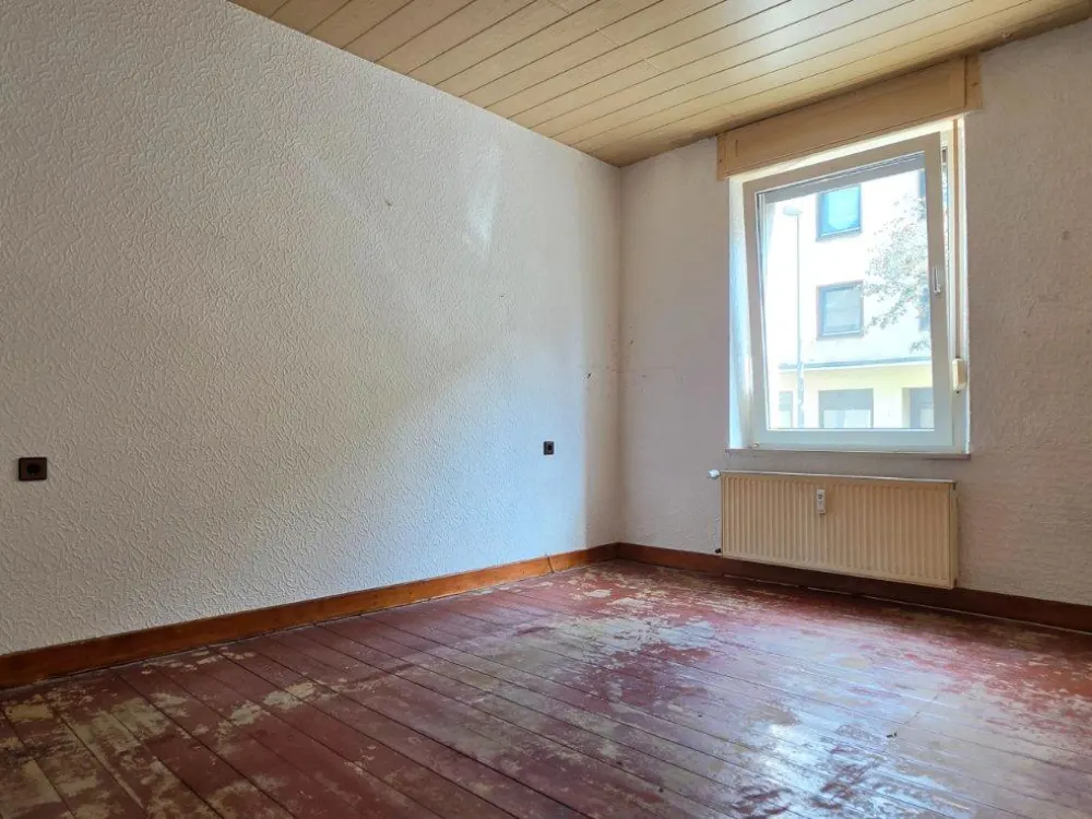 3-Room Ground Floor Apartment with Conservatory, in Need of Renovation