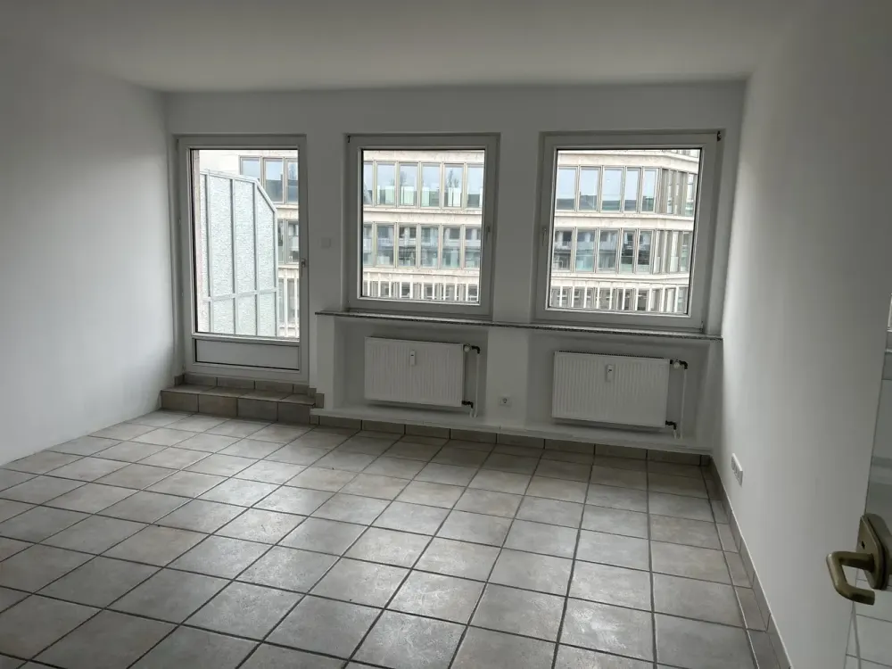 Bezugsfertige helle Wohnung mit zwei Balkonen