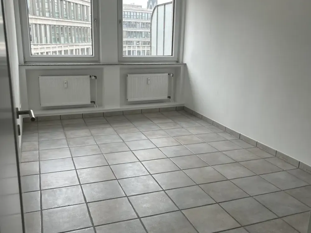 Bezugsfertige helle Wohnung mit zwei Balkonen