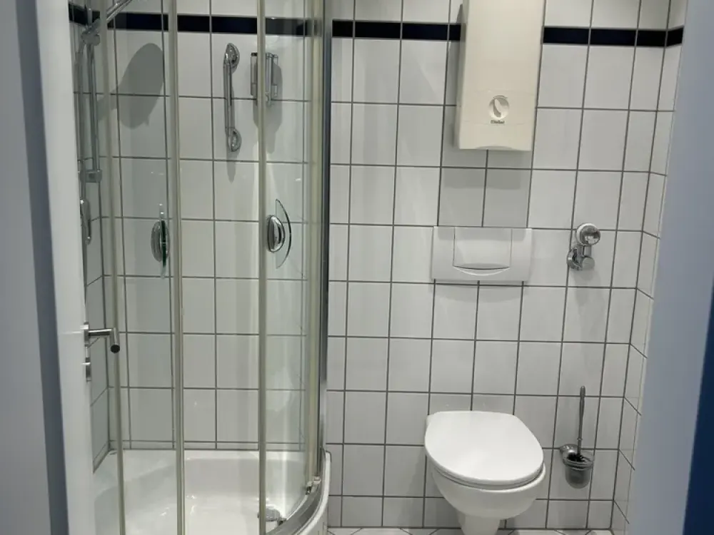 Bezugsfertige helle Wohnung mit zwei Balkonen