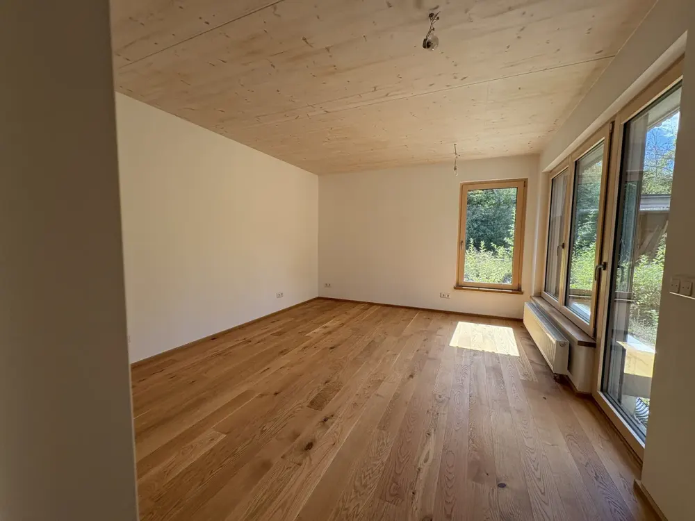 Helle Erdgeschoßwohnung mit großer Terrasse und Garten