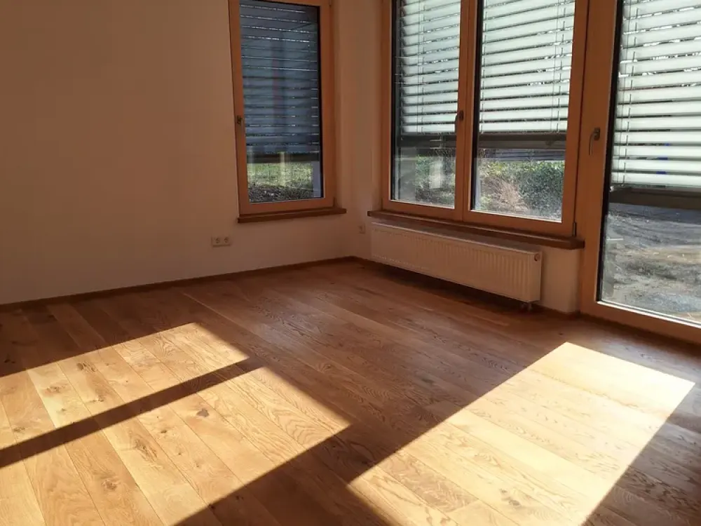 Helle Erdgeschoßwohnung mit großer Terrasse und Garten