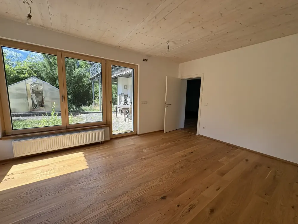 Helle Erdgeschoßwohnung mit großer Terrasse und Garten
