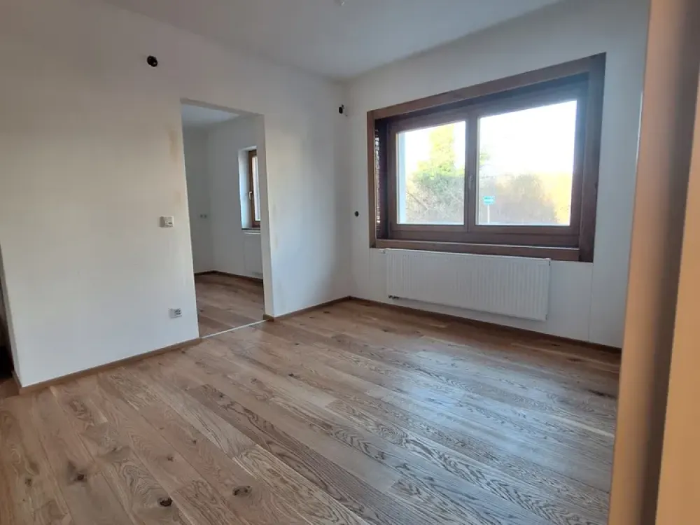 Helle Erdgeschoßwohnung mit großer Terrasse und Garten