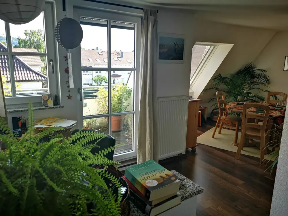 Gepflegte 2-Zimmer-Dachgeschosswohnung mit Süd-Loggia und EBK | 5 Min. zum Bahnhof Fellbach