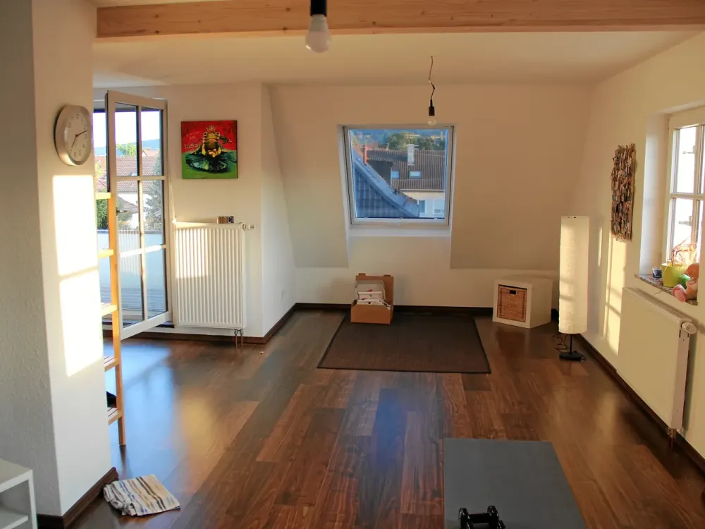 Gepflegte 2-Zimmer-Dachgeschosswohnung mit Süd-Loggia und EBK | 5 Min. zum Bahnhof Fellbach