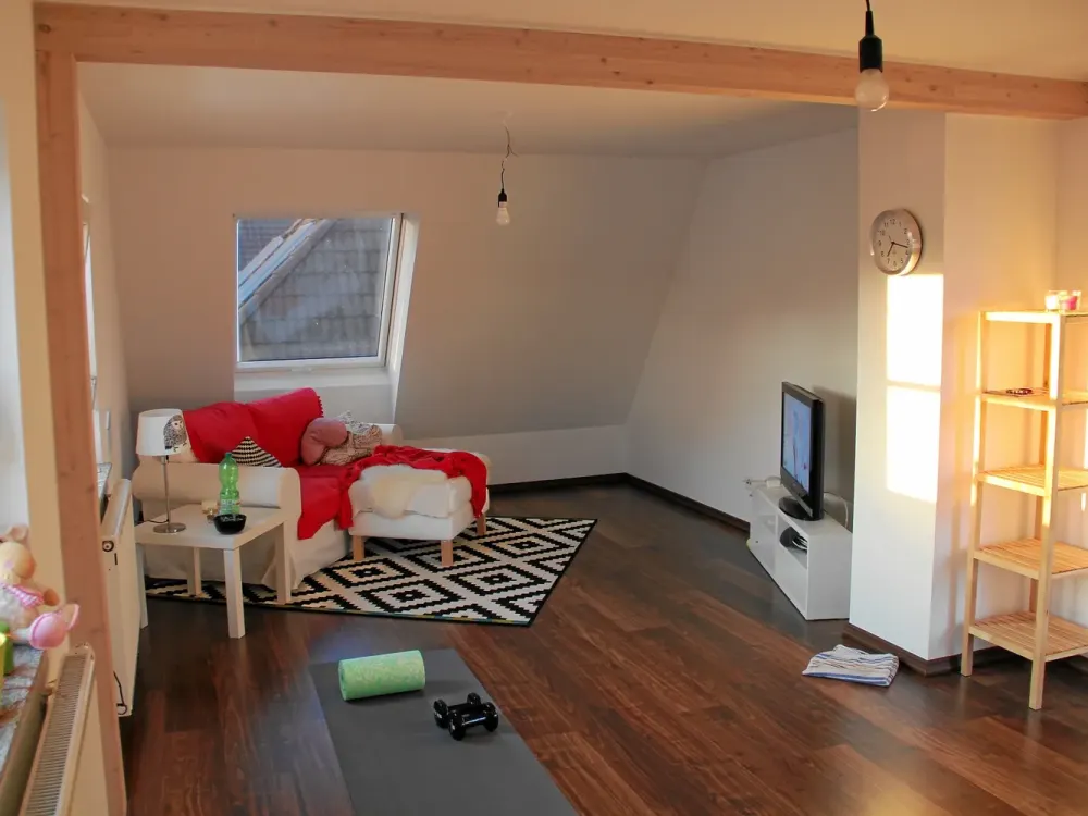 Gepflegte 2-Zimmer-Dachgeschosswohnung mit Süd-Loggia und EBK | 5 Min. zum Bahnhof Fellbach