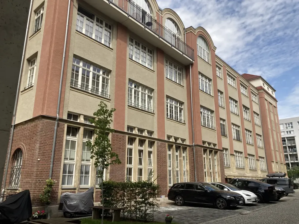 Cozy 3-Room Apartment with Terrace and Garden Share
