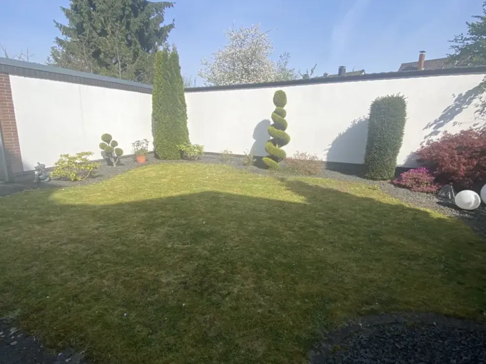 Großzügig geschnittene 3- Zimmer- Wohnung mit Terrasse und Garten!
