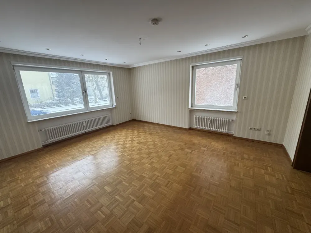 Großzügig geschnittene 3- Zimmer- Wohnung mit Terrasse und Garten!