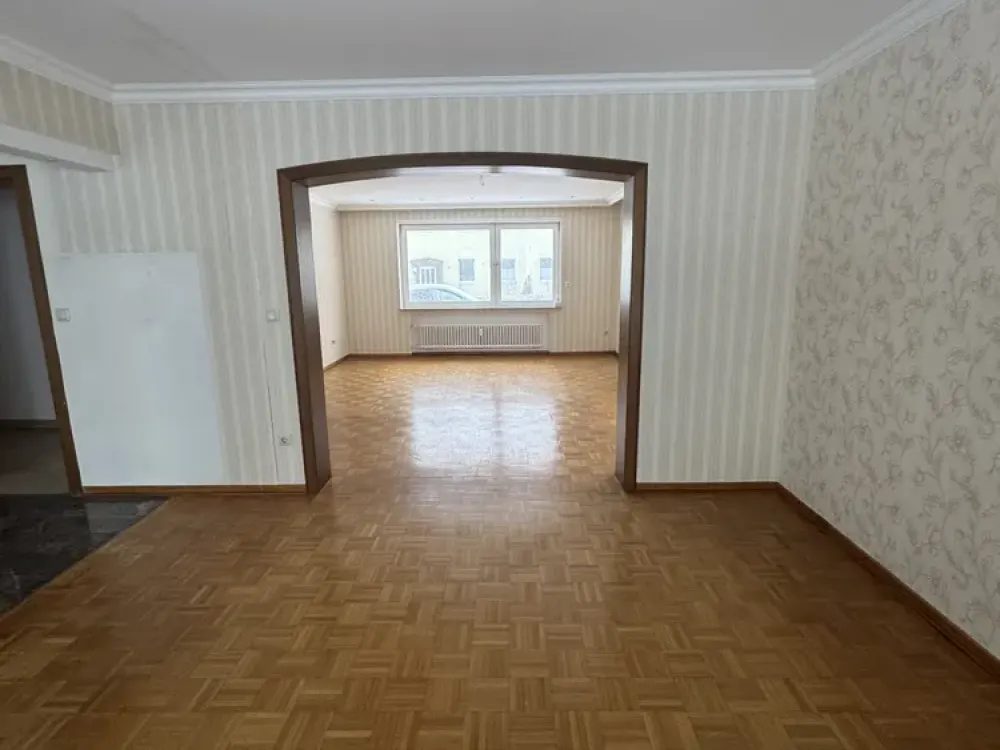 Großzügig geschnittene 3- Zimmer- Wohnung mit Terrasse und Garten!