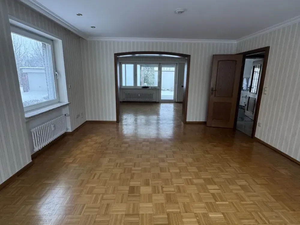 Großzügig geschnittene 3- Zimmer- Wohnung mit Terrasse und Garten!