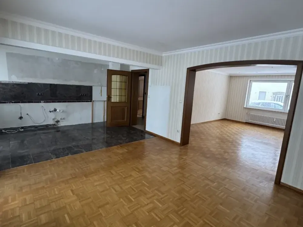 Großzügig geschnittene 3- Zimmer- Wohnung mit Terrasse und Garten!