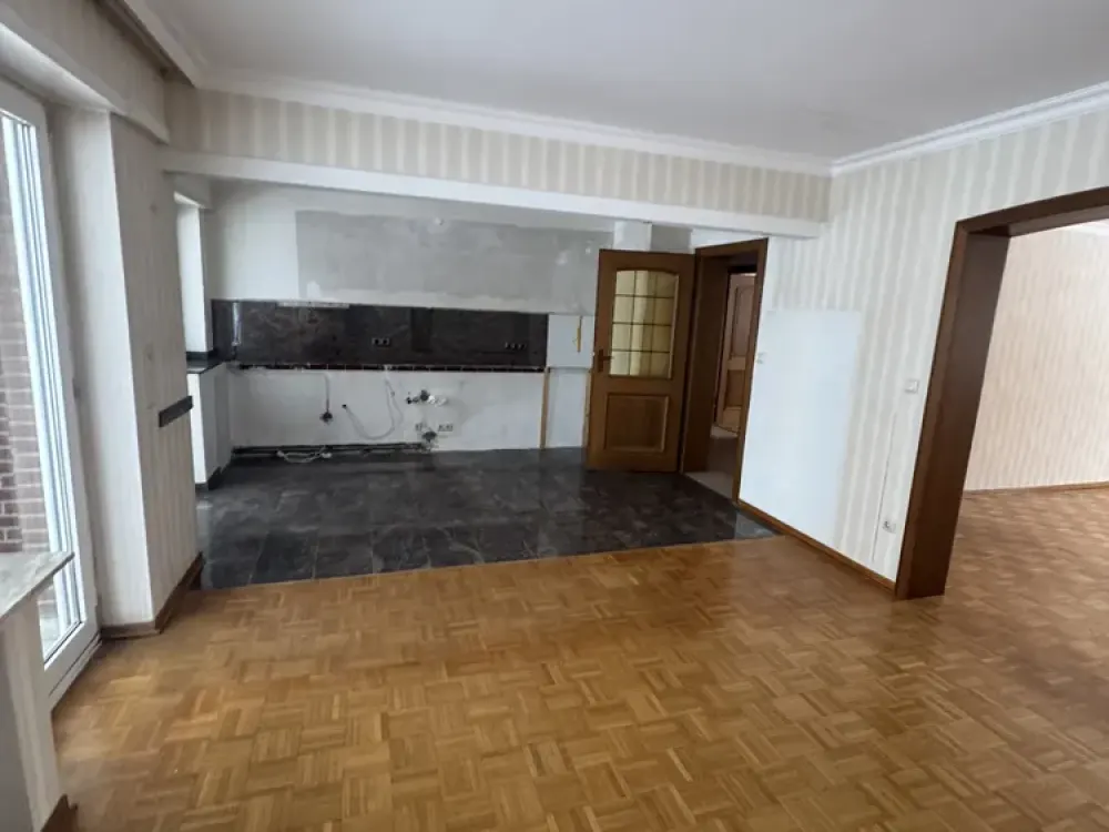 Großzügig geschnittene 3- Zimmer- Wohnung mit Terrasse und Garten!