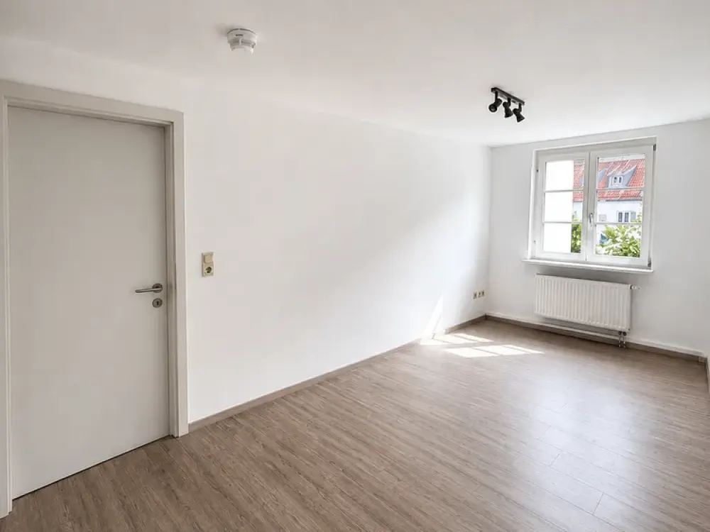 Großzügige 3-Zimmer-Wohnung mit Balkon, Tiefgarage und Aufzug in zentraler Lage