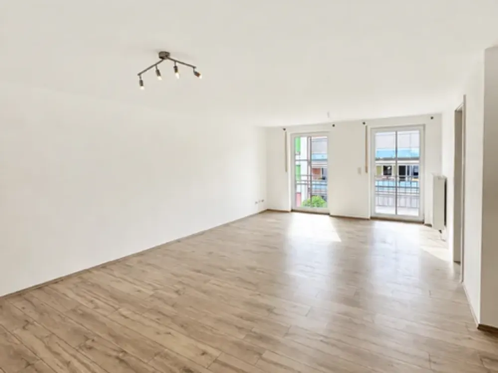 Großzügige 3-Zimmer-Wohnung mit Balkon, Tiefgarage und Aufzug in zentraler Lage