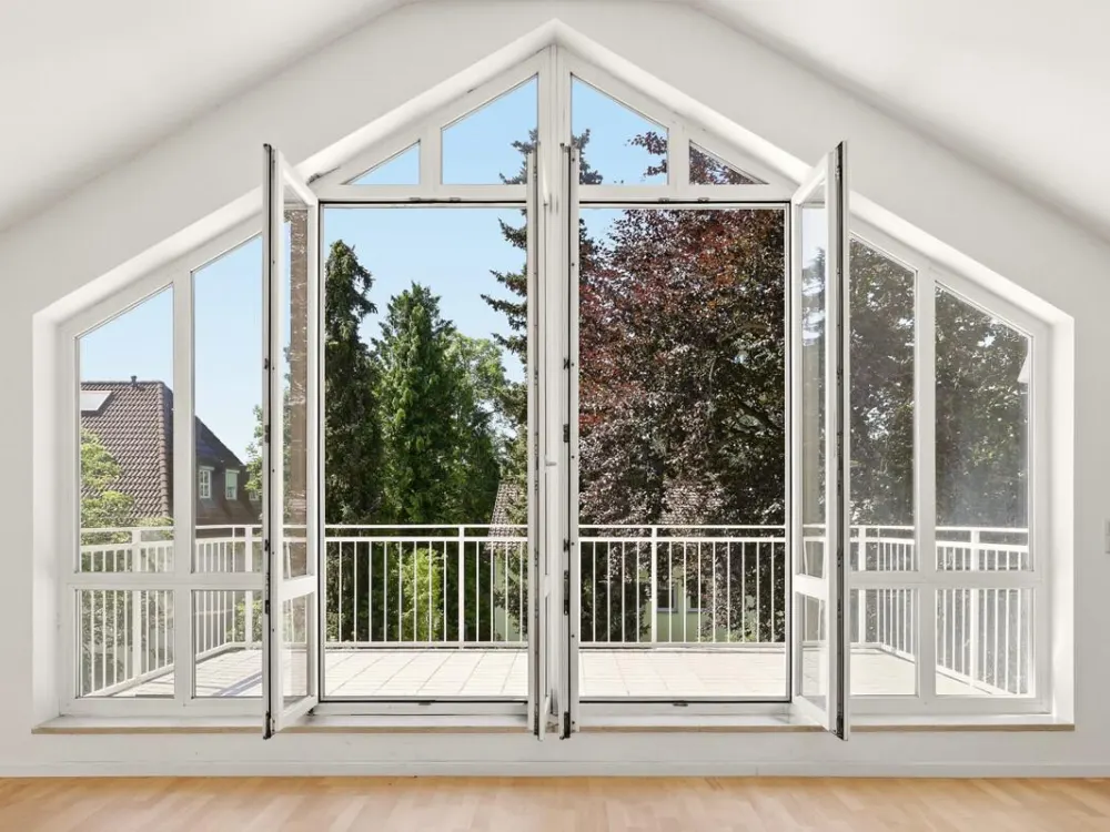 Lichtdurchflutete Dachgeschosswohnung in ruhiger Lage mit großer Fensterfront & Dachterrasse