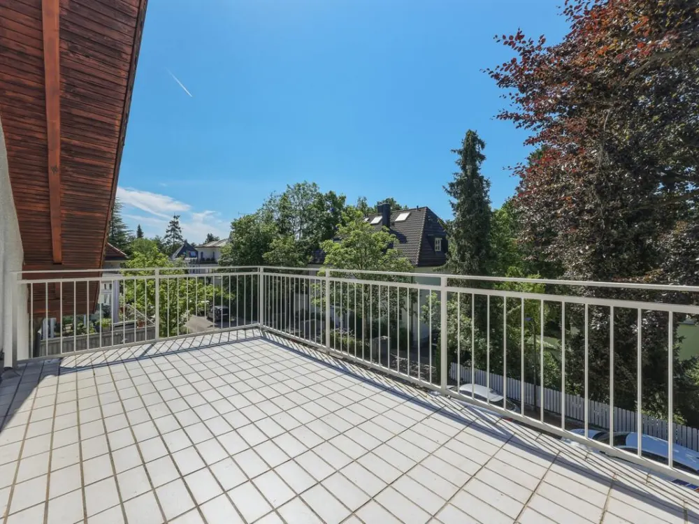 Lichtdurchflutete Dachgeschosswohnung in ruhiger Lage mit großer Fensterfront & Dachterrasse