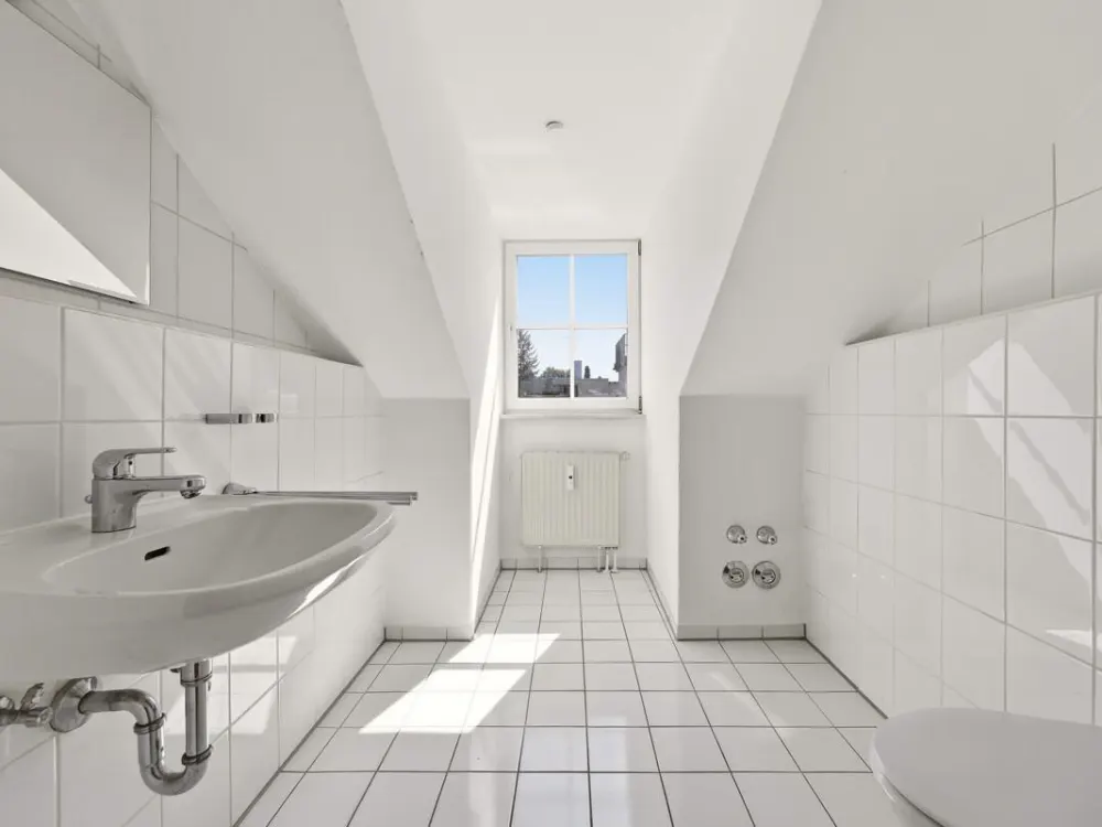 Lichtdurchflutete Dachgeschosswohnung in ruhiger Lage mit großer Fensterfront & Dachterrasse
