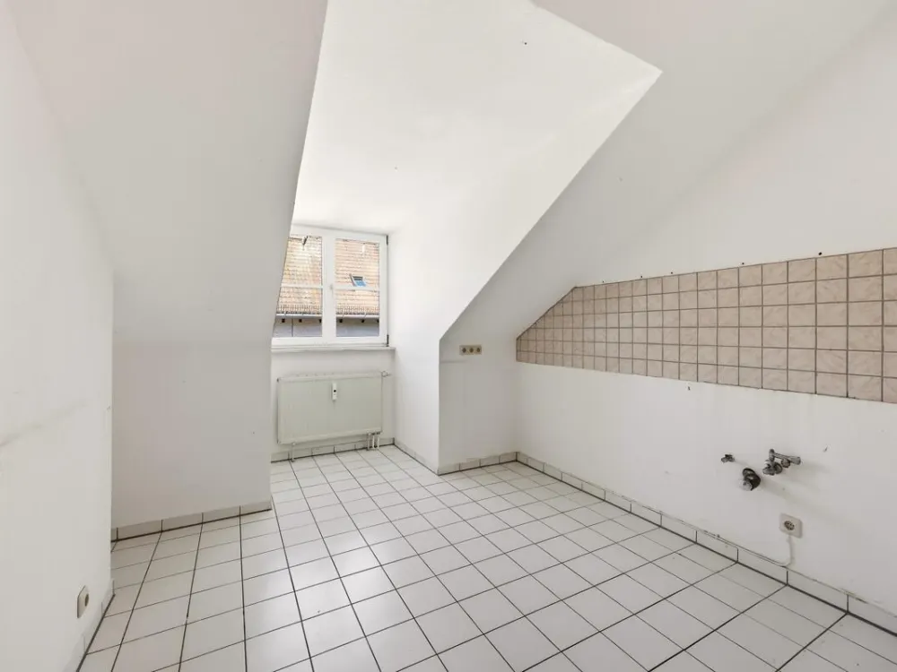 Lichtdurchflutete Dachgeschosswohnung in ruhiger Lage mit großer Fensterfront & Dachterrasse