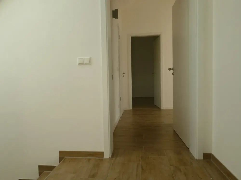 Moderne 2 - Zimmer Wohnung mit Balkon im DG in Gröbenzell