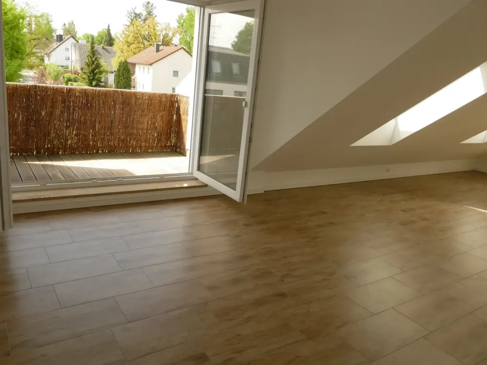 Moderne 2 - Zimmer Wohnung mit Balkon im DG in Gröbenzell
