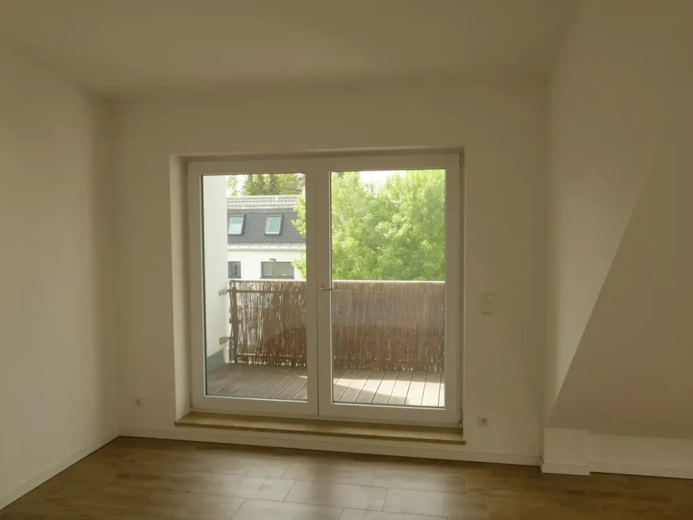 Moderne 2 - Zimmer Wohnung mit Balkon im DG in Gröbenzell