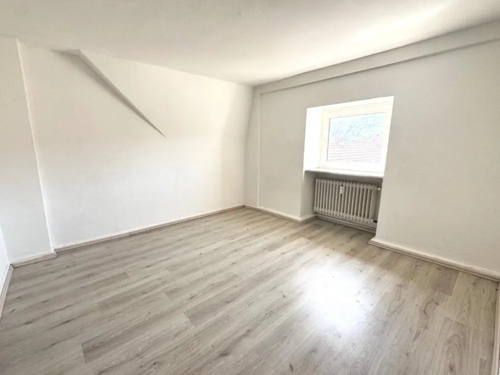 Wohnglück sucht neue Mieter! Großzügige Dachgeschosswohnung absofort verfügbar.