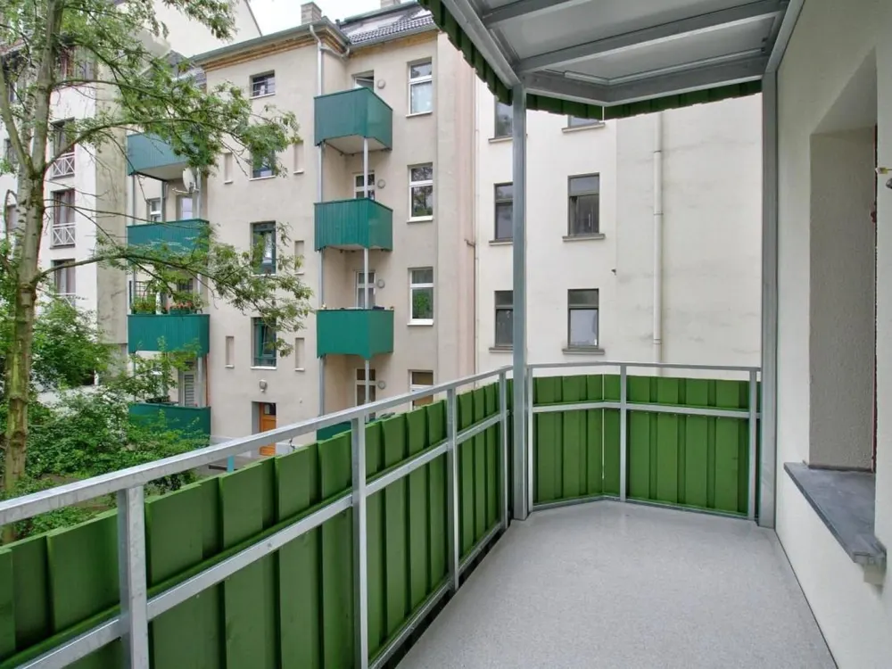 Zweitbezug: Exklusiv sanierte 2-Zimmer-Wohnung mit Luxus-Einbauküche und Balkon