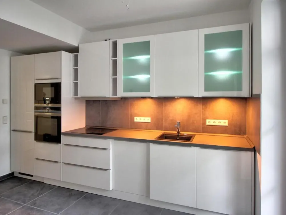 Zweitbezug: Exklusiv sanierte 2-Zimmer-Wohnung mit Luxus-Einbauküche und Balkon