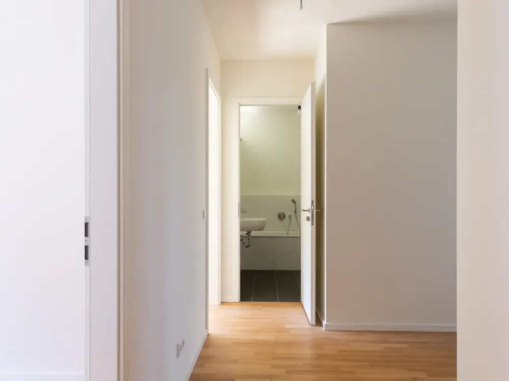 2-Raum Wohnung im bekannteste Gebäude mit markanten roten Balkonen in Berlin Kreuzberg