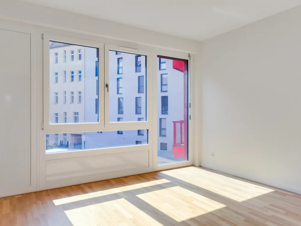 2-Raum Wohnung im bekannteste Gebäude mit markanten roten Balkonen in Berlin Kreuzberg