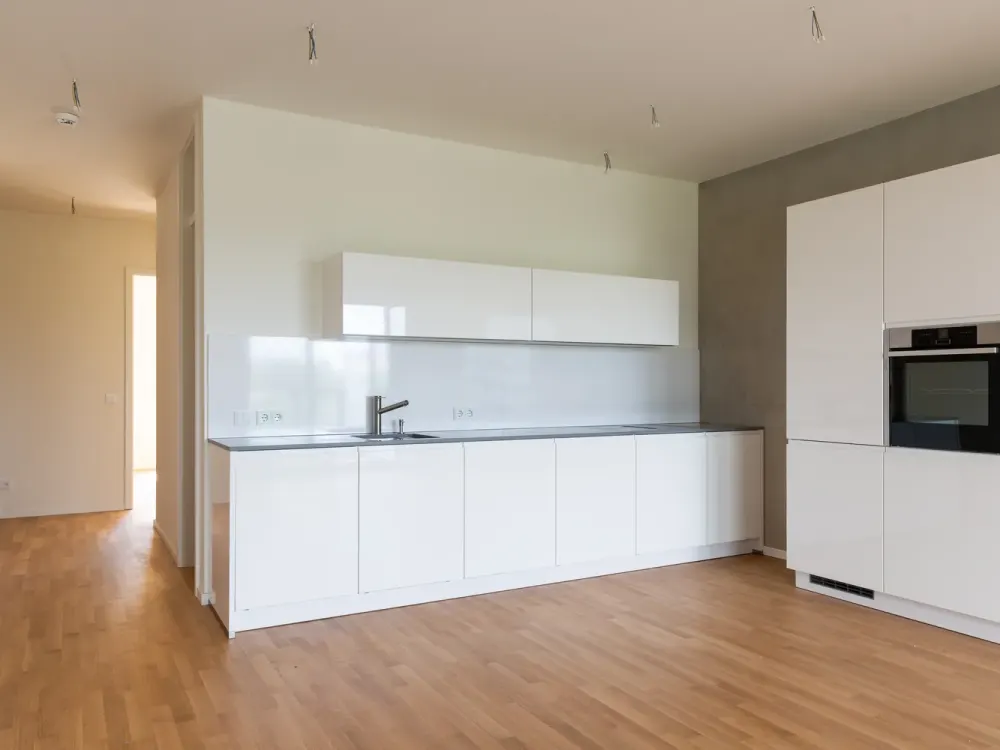 2-Raum Wohnung im bekannteste Gebäude mit markanten roten Balkonen in Berlin Kreuzberg