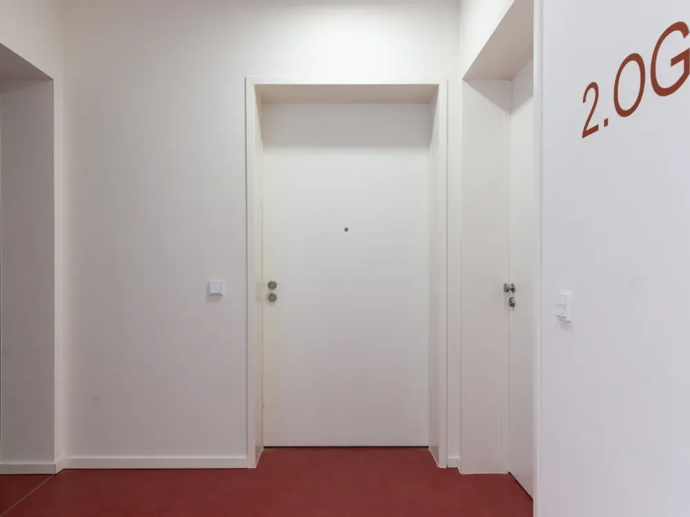 2-Raum Wohnung im bekannteste Gebäude mit markanten roten Balkonen in Berlin Kreuzberg