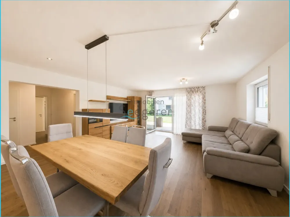 Immobilien Seegerer: Moderne 4-Zimmer-Erdgeschosswohnung mit Garten und ca. 50 m² Terrassenfläche