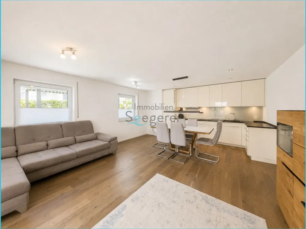 Immobilien Seegerer: Moderne 4-Zimmer-Erdgeschosswohnung mit Garten und ca. 50 m² Terrassenfläche