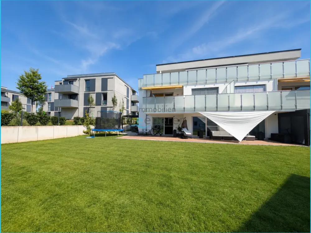 Immobilien Seegerer: Moderne 4-Zimmer-Erdgeschosswohnung mit Garten und ca. 50 m² Terrassenfläche