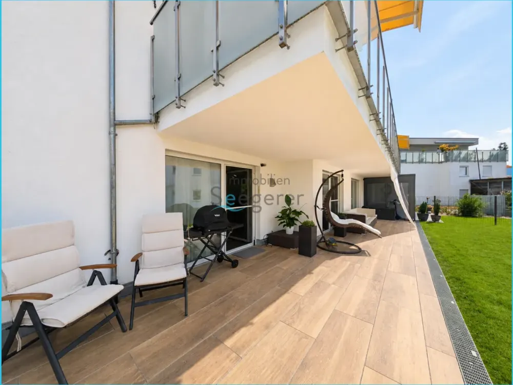Immobilien Seegerer: Moderne 4-Zimmer-Erdgeschosswohnung mit Garten und ca. 50 m² Terrassenfläche