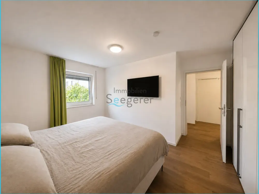 Immobilien Seegerer: Moderne 4-Zimmer-Erdgeschosswohnung mit Garten und ca. 50 m² Terrassenfläche