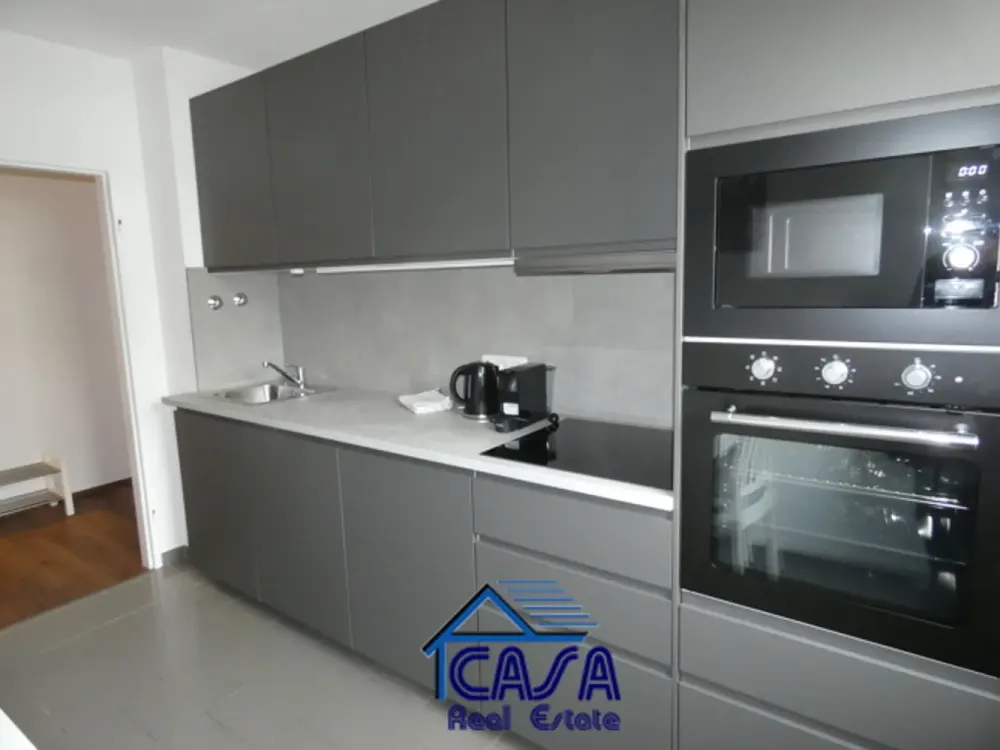 ERSTBEZUG: Möblierte 3 Zimmer Wohnung mit Balkon und Skyline Blick, hochwertig möbliert
