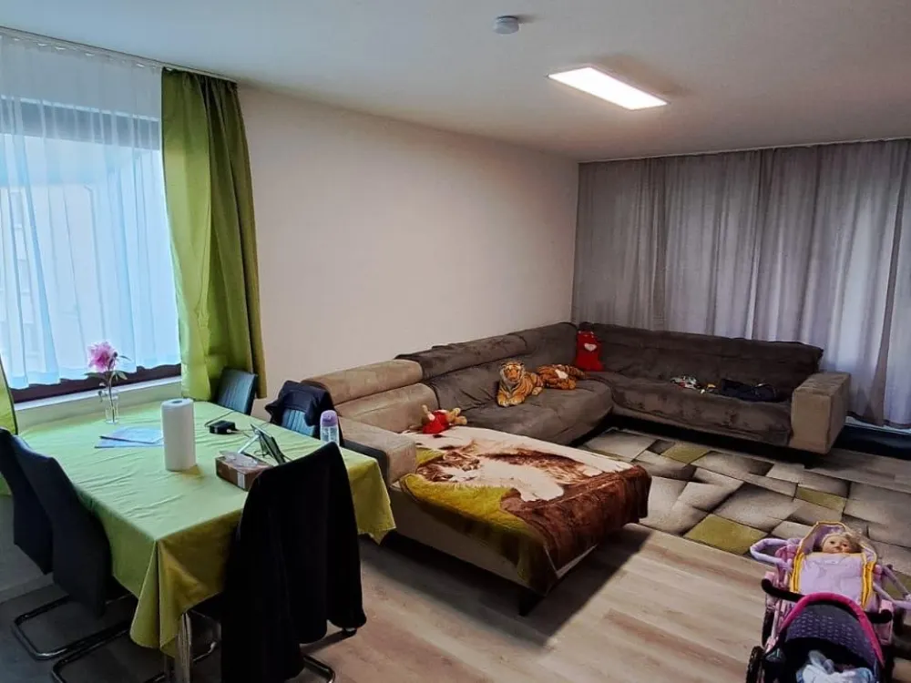 Like New & Renovated: Stylish Apartment with Fitted Kitchen & New Bathroom
