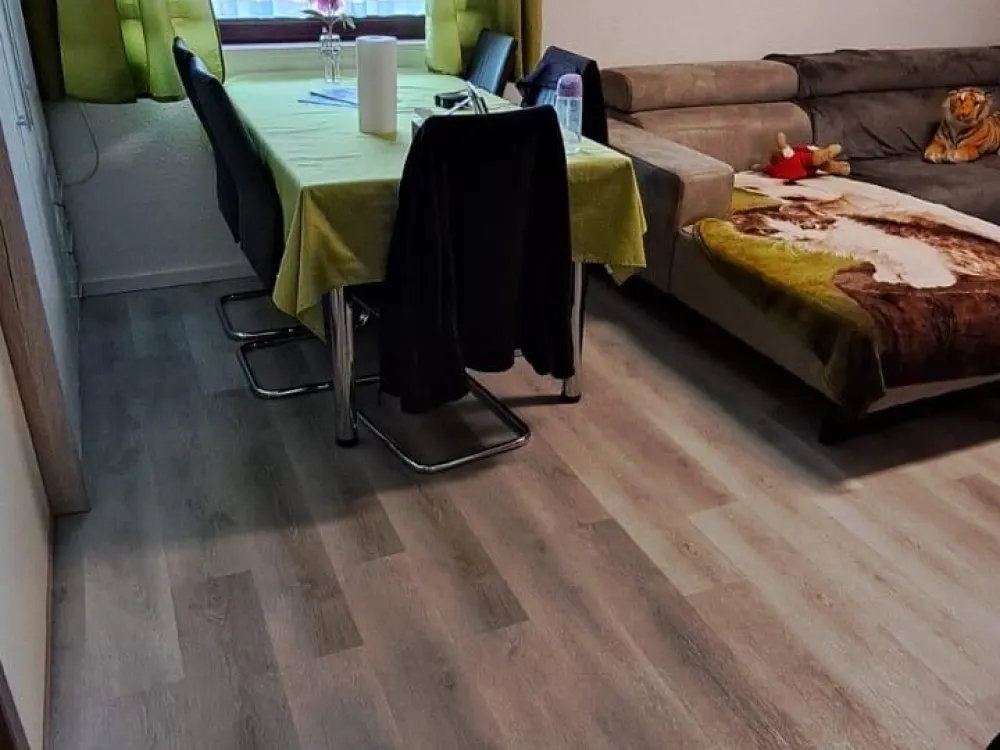 Like New & Renovated: Stylish Apartment with Fitted Kitchen & New Bathroom