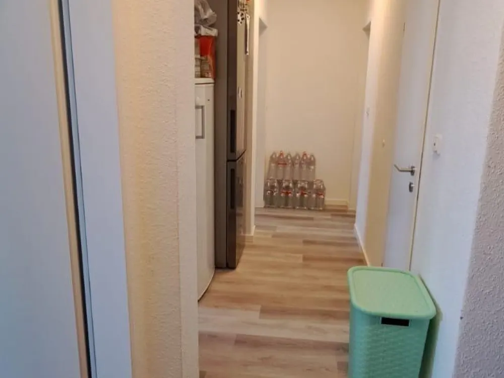 Like New & Renovated: Stylish Apartment with Fitted Kitchen & New Bathroom