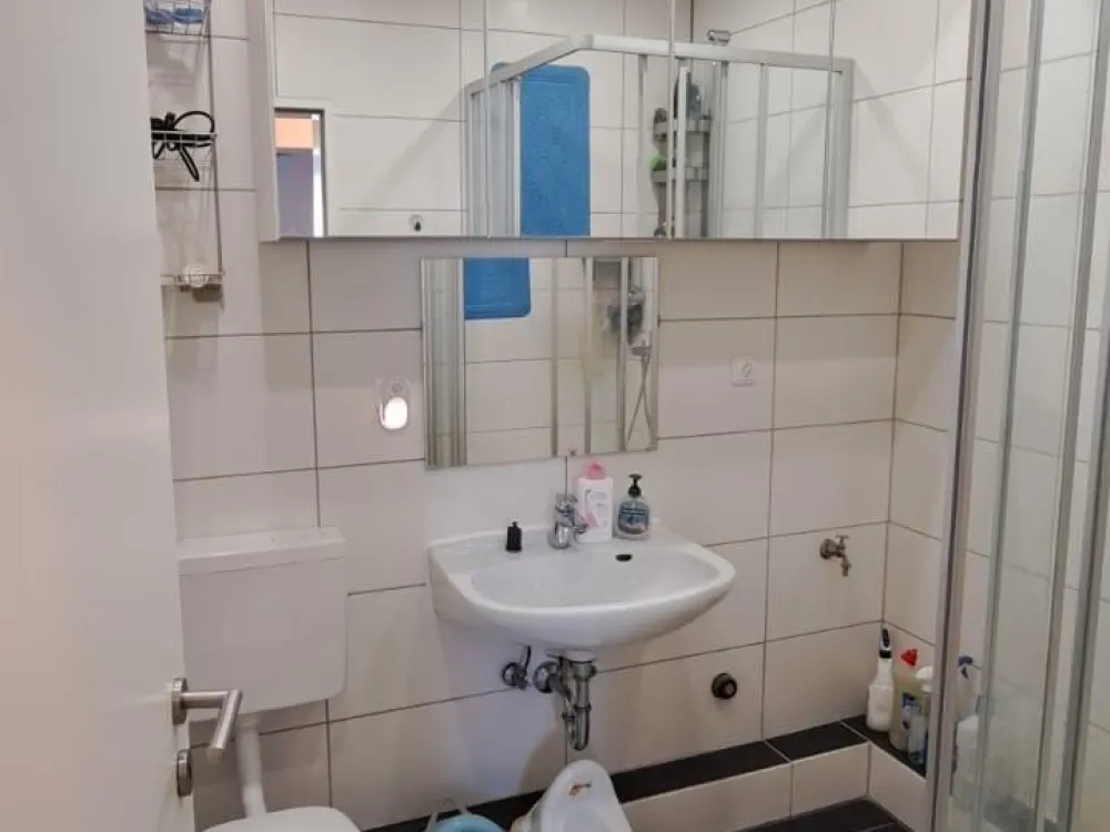 Like New & Renovated: Stylish Apartment with Fitted Kitchen & New Bathroom