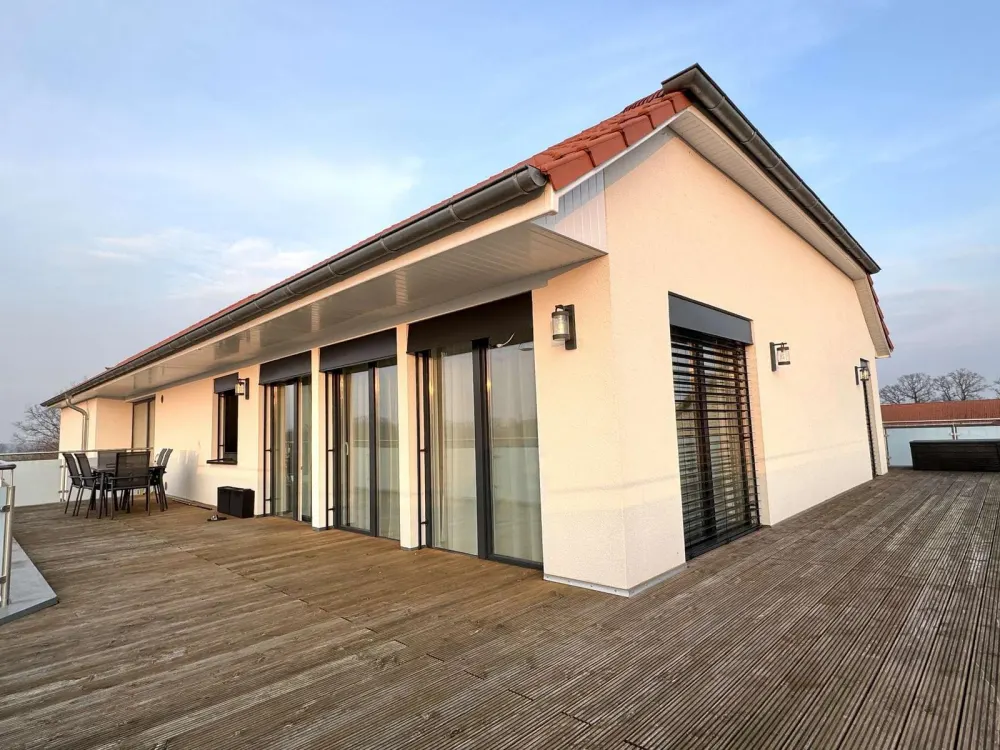 RUDNICK bietet exklusives PENTHOUSE in einzigartiger & ruhiger Feldrandlage