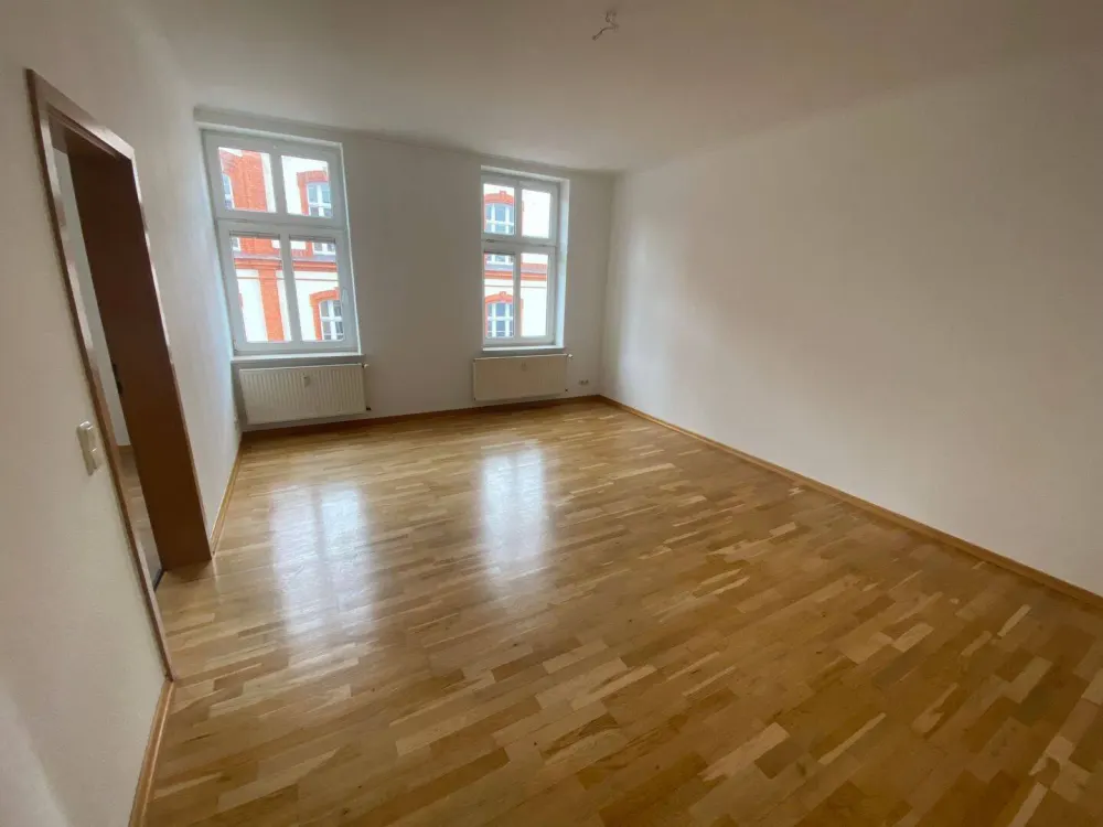 3-room apartment with balcony, laminate flooring, fitted kitchen and bathtub