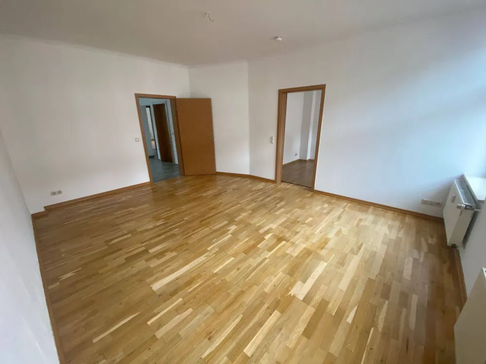 3-room apartment with balcony, laminate flooring, fitted kitchen and bathtub