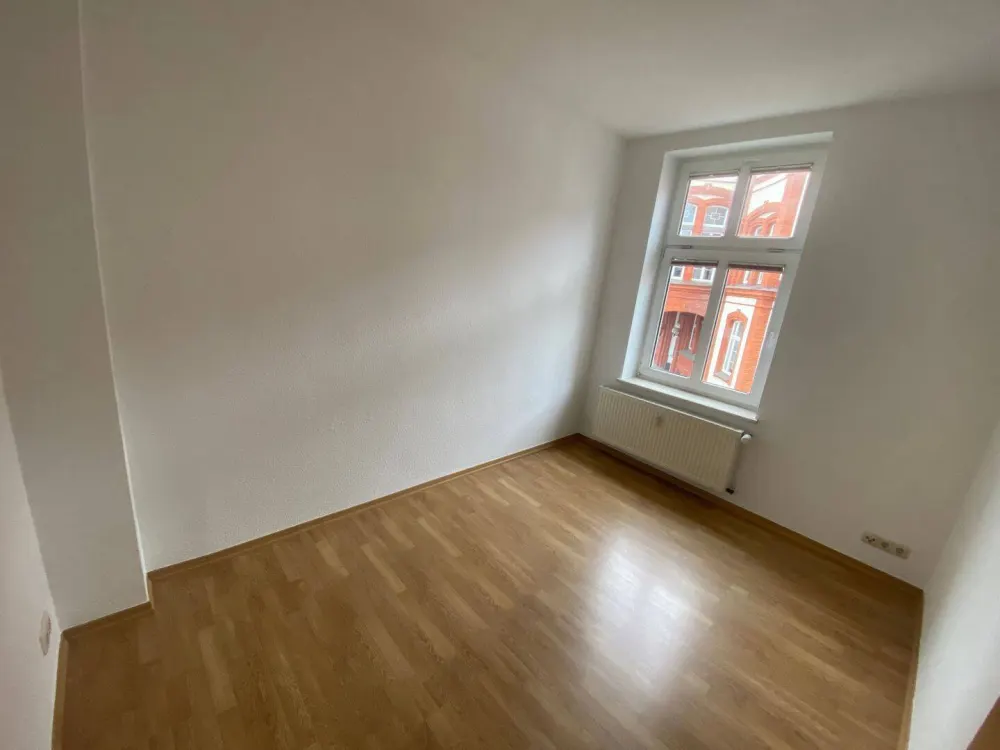 3-room apartment with balcony, laminate flooring, fitted kitchen and bathtub