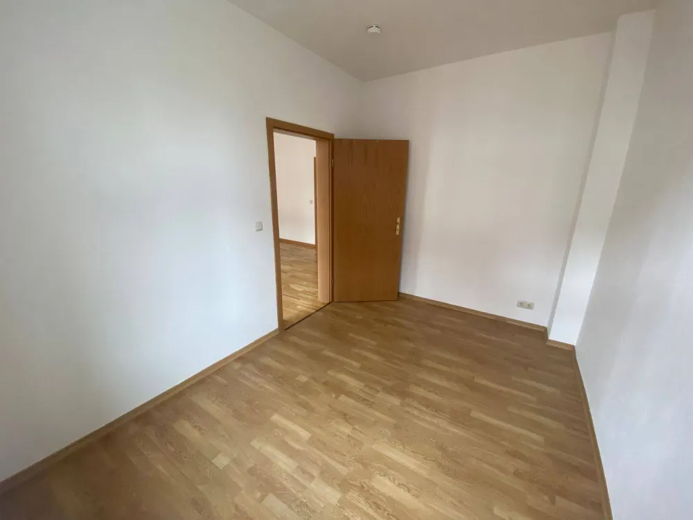 3-room apartment with balcony, laminate flooring, fitted kitchen and bathtub